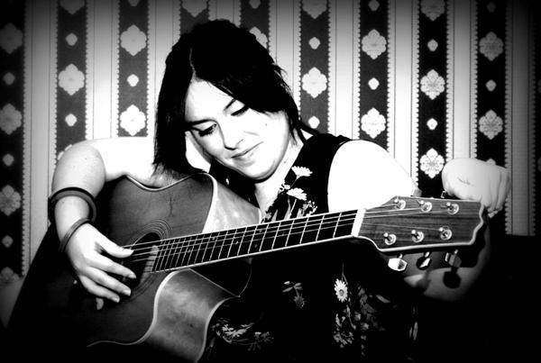 SARA LEDESMA en acústic a la Via del Pòrtic